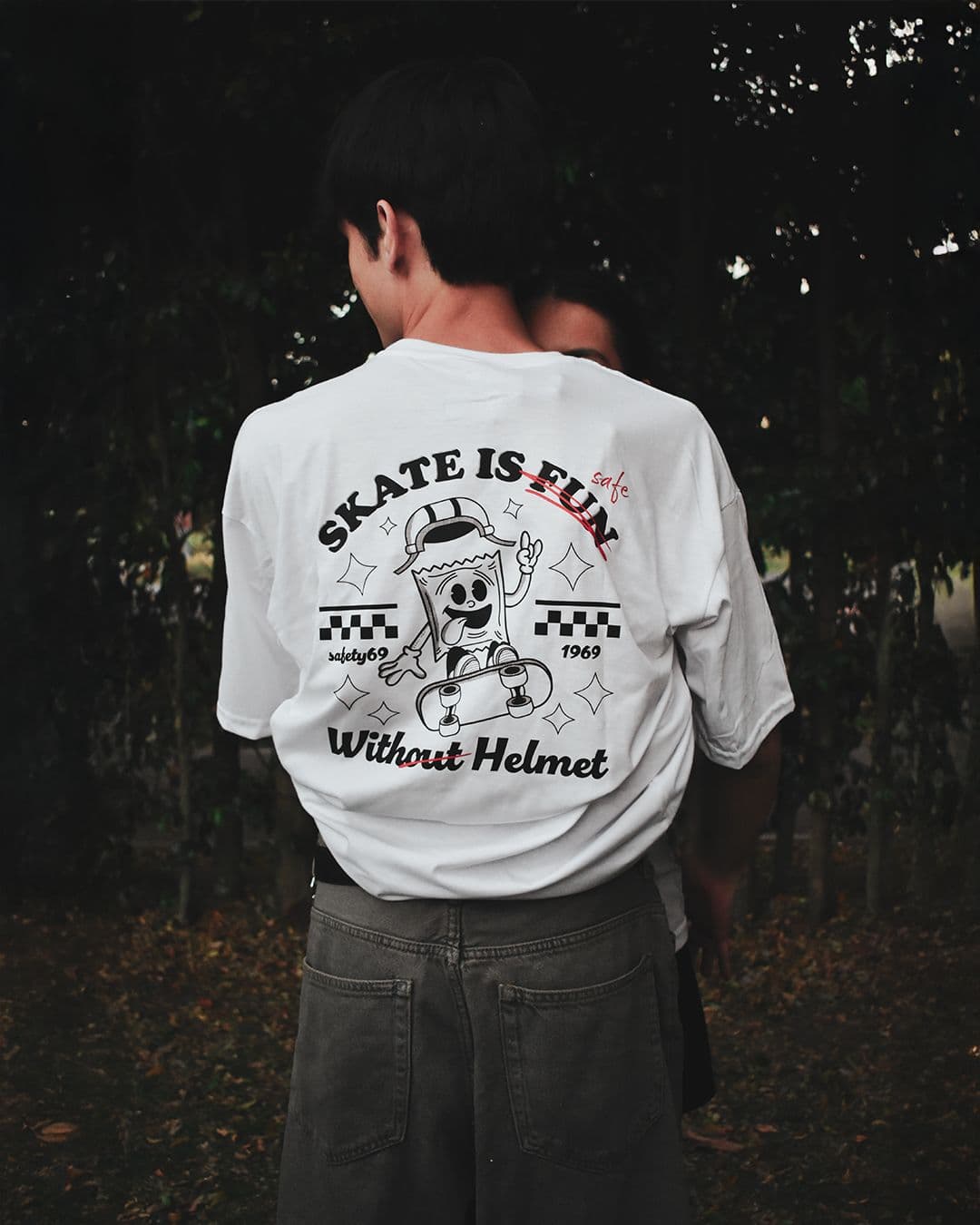 Pieza SAFETY69 estilo skate — campaña con mensaje de protección